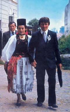 Ifjú szász pár esküvőről jövet Segesváron. Nyolc évszázada élünk együtt a szászokkal
