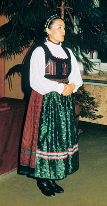 Maczkó Mária népdalénekes mezőségi népviseletben énekel