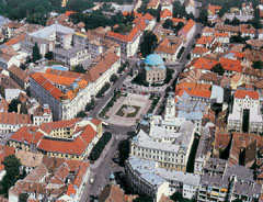 Pécs főtere madártávlatból. A kupolás épület Gázi Kászim pasa dzsámija a török időkből