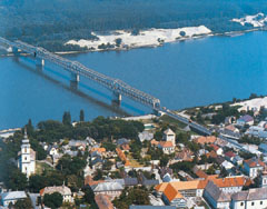 Az Alföldet köti össze a Dunántúllal a forgalmas dunaföldvári híd