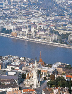 Budapest. A Mátyás templom és az Országház madártávlatból