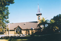 A Szent István ökumenikus templom a Melbourne-i Magyar Központ kertjéből szemlélve